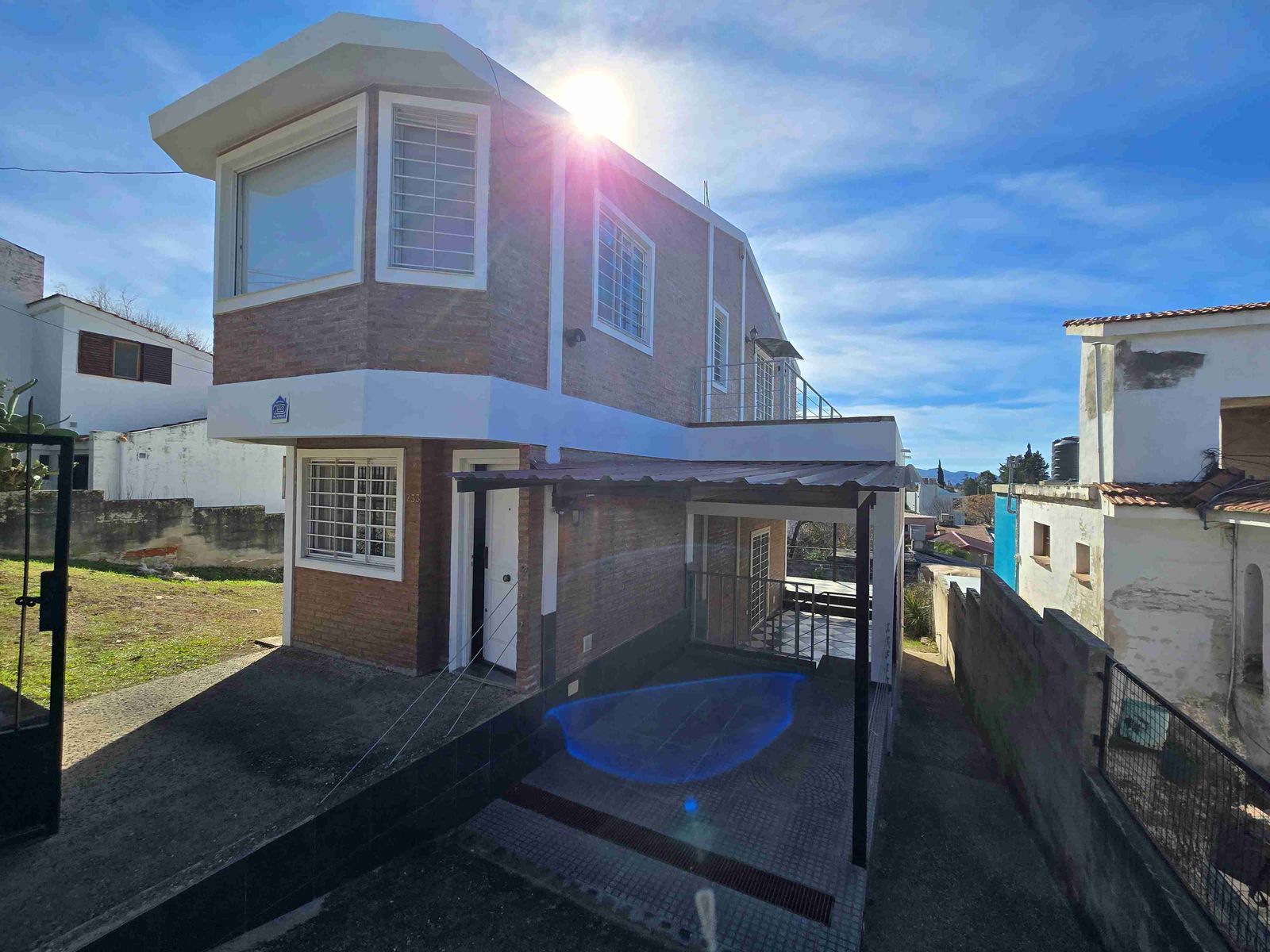 MUY LINDA CASA EN VENTA EN CARLOS PAZ, BARRIO RESIDENCIAL LAS ENSENADAS, CON GAS NATURAL Digna de ver. - 2