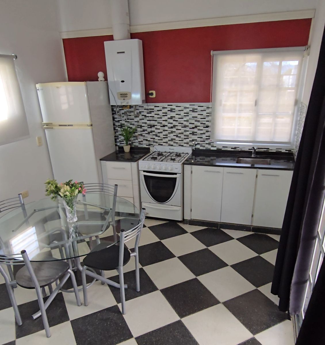 MUY LINDA CASA EN VENTA EN CARLOS PAZ, BARRIO RESIDENCIAL LAS ENSENADAS, CON GAS NATURAL Digna de ver. - 4