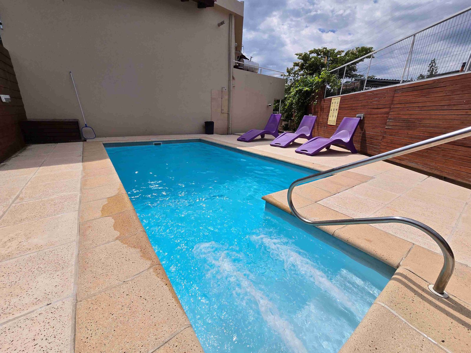 MUY LINDO DEPARTAMENTO de 2 dormitorios, EN VILLA CARLOS PAZ, ALQUILER PERMANENTE A 2 AÑOS, EN COMPLEJO CON PILETA, QUINCHO ASADOR, Gas Natural. Calefacción central - 2