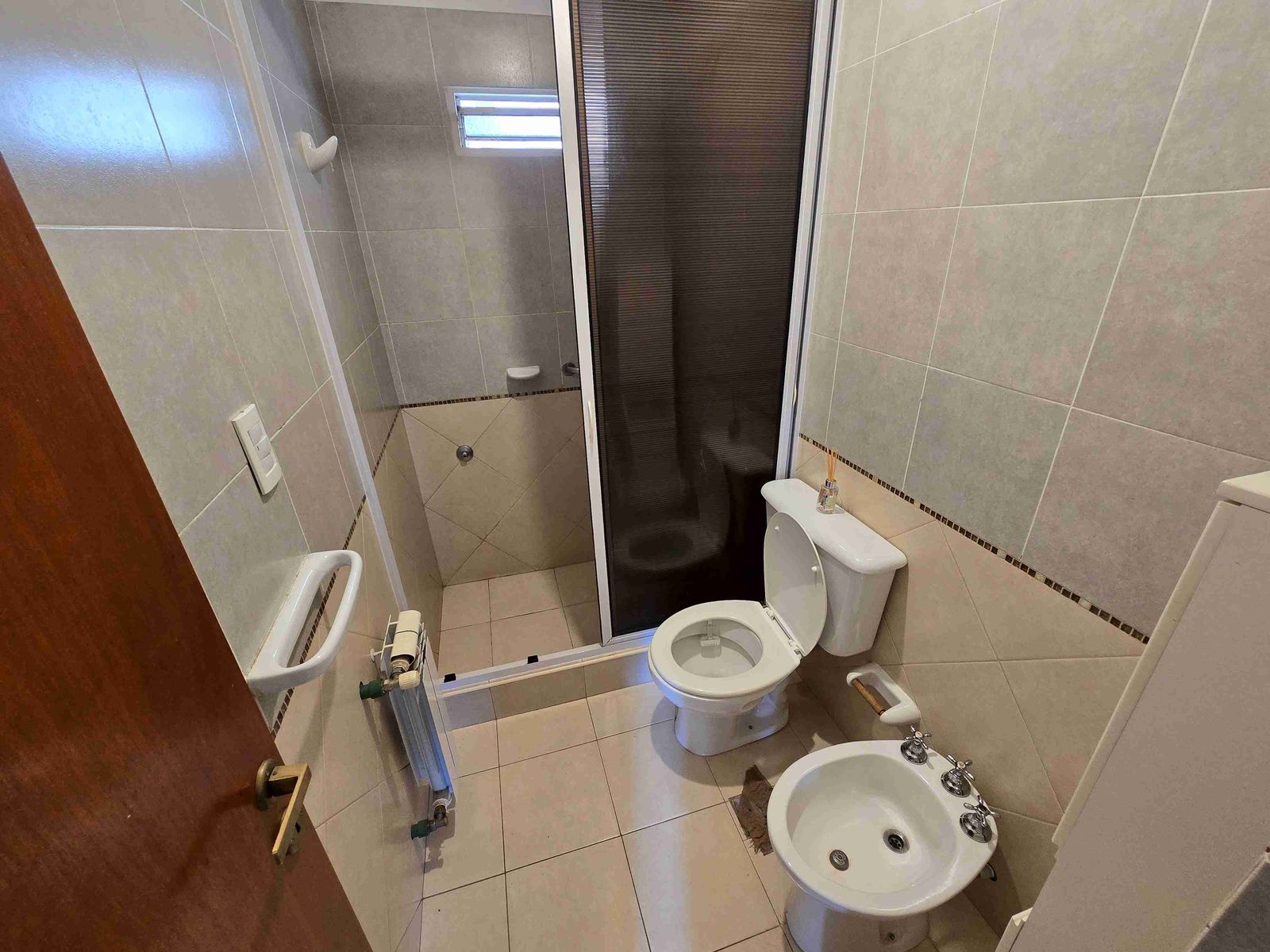 MUY LINDO DEPARTAMENTO de 2 dormitorios, EN VILLA CARLOS PAZ, ALQUILER PERMANENTE A 2 AÑOS, EN COMPLEJO CON PILETA, QUINCHO ASADOR, Gas Natural. Calefacción central - 15