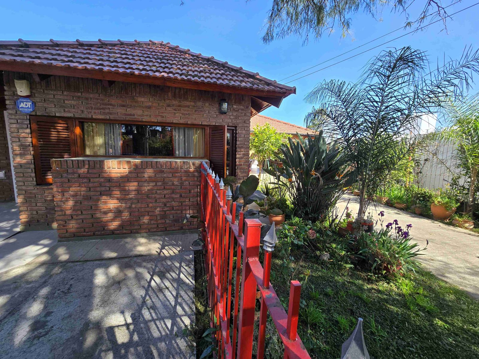 MUY LINDA Y AMPLIA CASA EN VENTA EN CARLOS PAZ, BARRIO SANTA RITA, TODOS LOS SERVICIOS. - 1