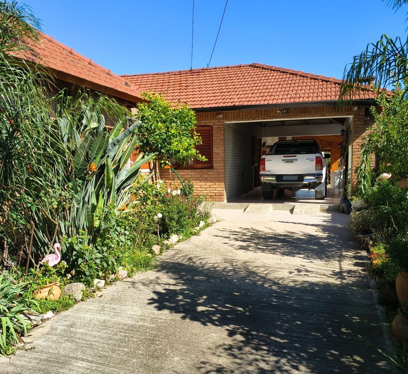 MUY LINDA Y AMPLIA CASA EN VENTA EN CARLOS PAZ, BARRIO SANTA RITA, TODOS LOS SERVICIOS. - 2