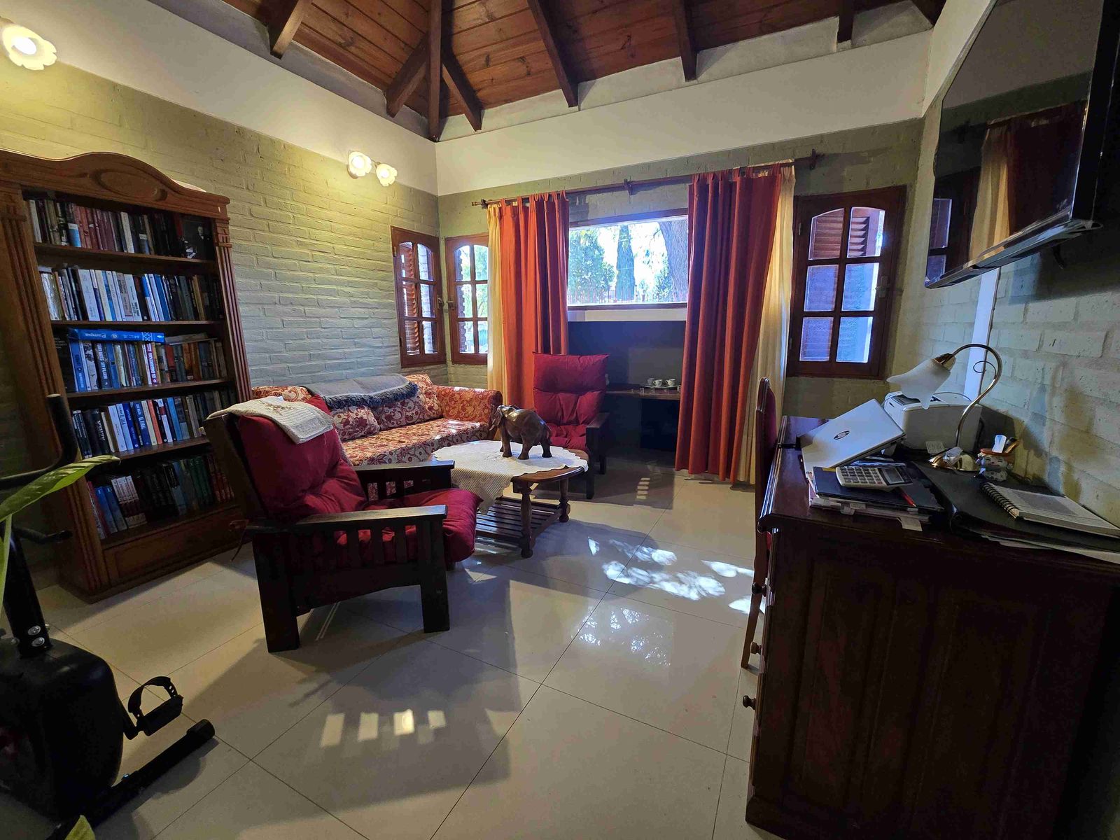 MUY LINDA Y AMPLIA CASA EN VENTA EN CARLOS PAZ, BARRIO SANTA RITA, TODOS LOS SERVICIOS. - 5