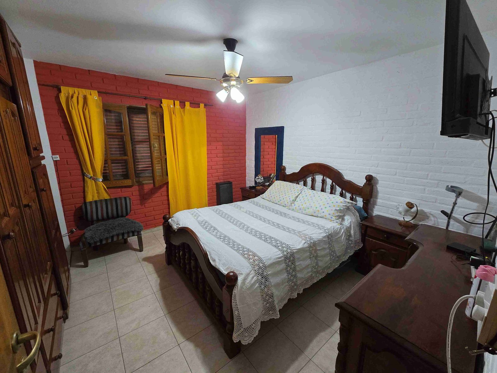 MUY LINDA Y AMPLIA CASA EN VENTA EN CARLOS PAZ, BARRIO SANTA RITA, TODOS LOS SERVICIOS. - 9