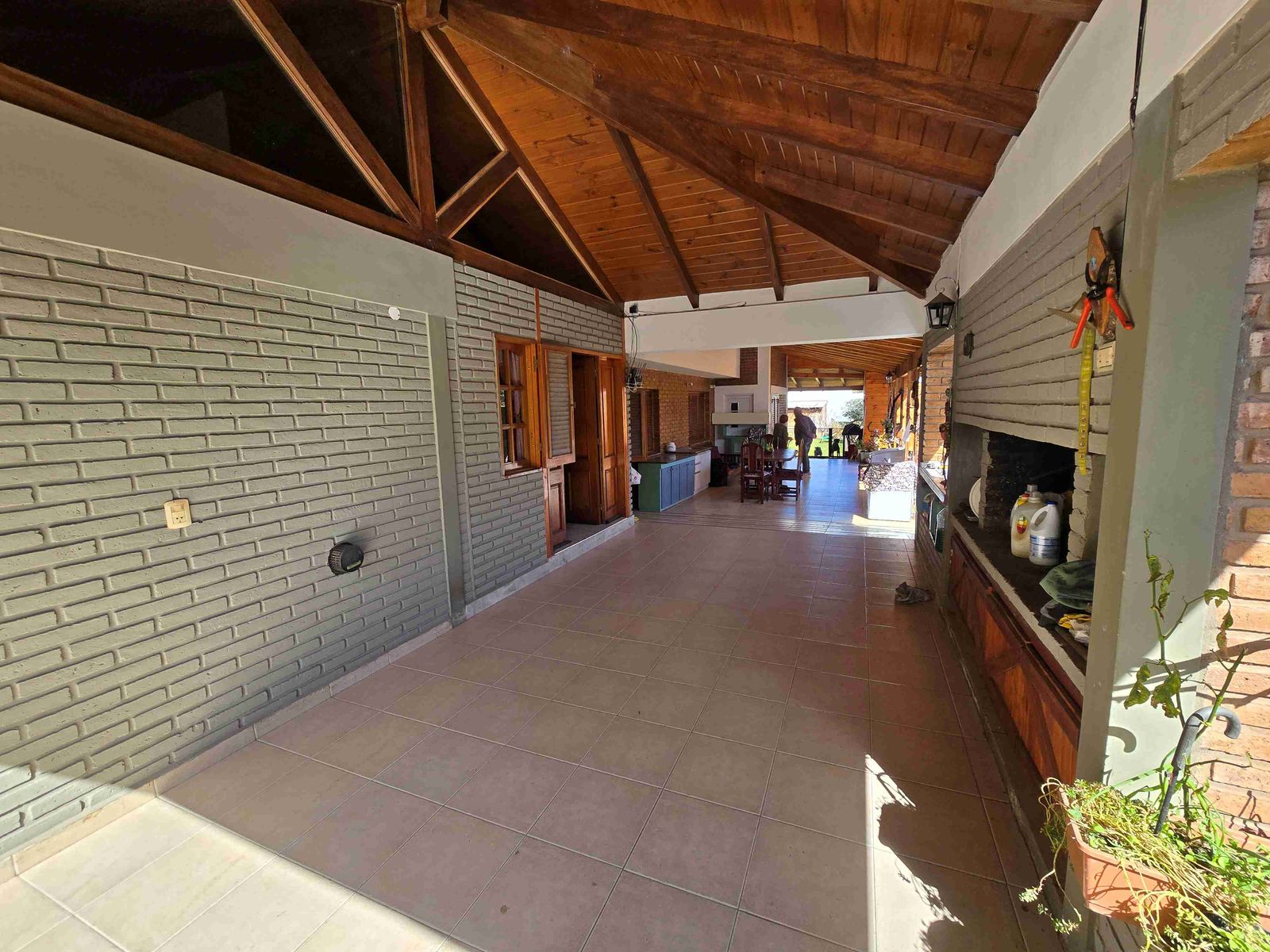 MUY LINDA Y AMPLIA CASA EN VENTA EN CARLOS PAZ, BARRIO SANTA RITA, TODOS LOS SERVICIOS. - 11