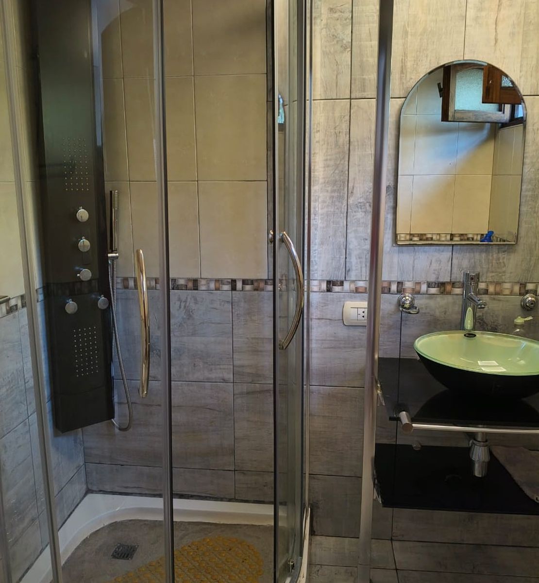 MUY LINDA Y AMPLIA CASA EN VENTA EN CARLOS PAZ, BARRIO SANTA RITA, TODOS LOS SERVICIOS. - 13
