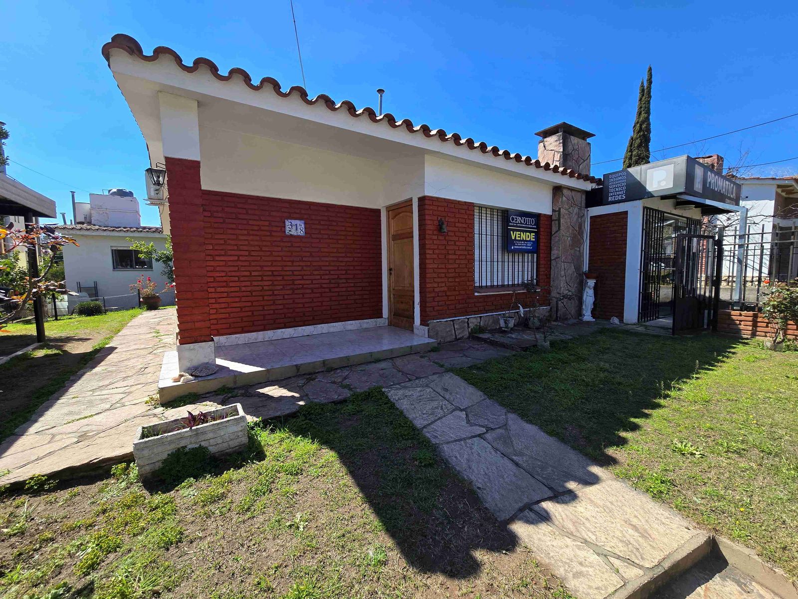 VENTA DE CASA EN CARLOS PAZ, CON 4 DEPARTAMENTOS Y LOCAL COMERCIAL SOBRE AV. ESTRADA. Estratégica Ubicación - 2