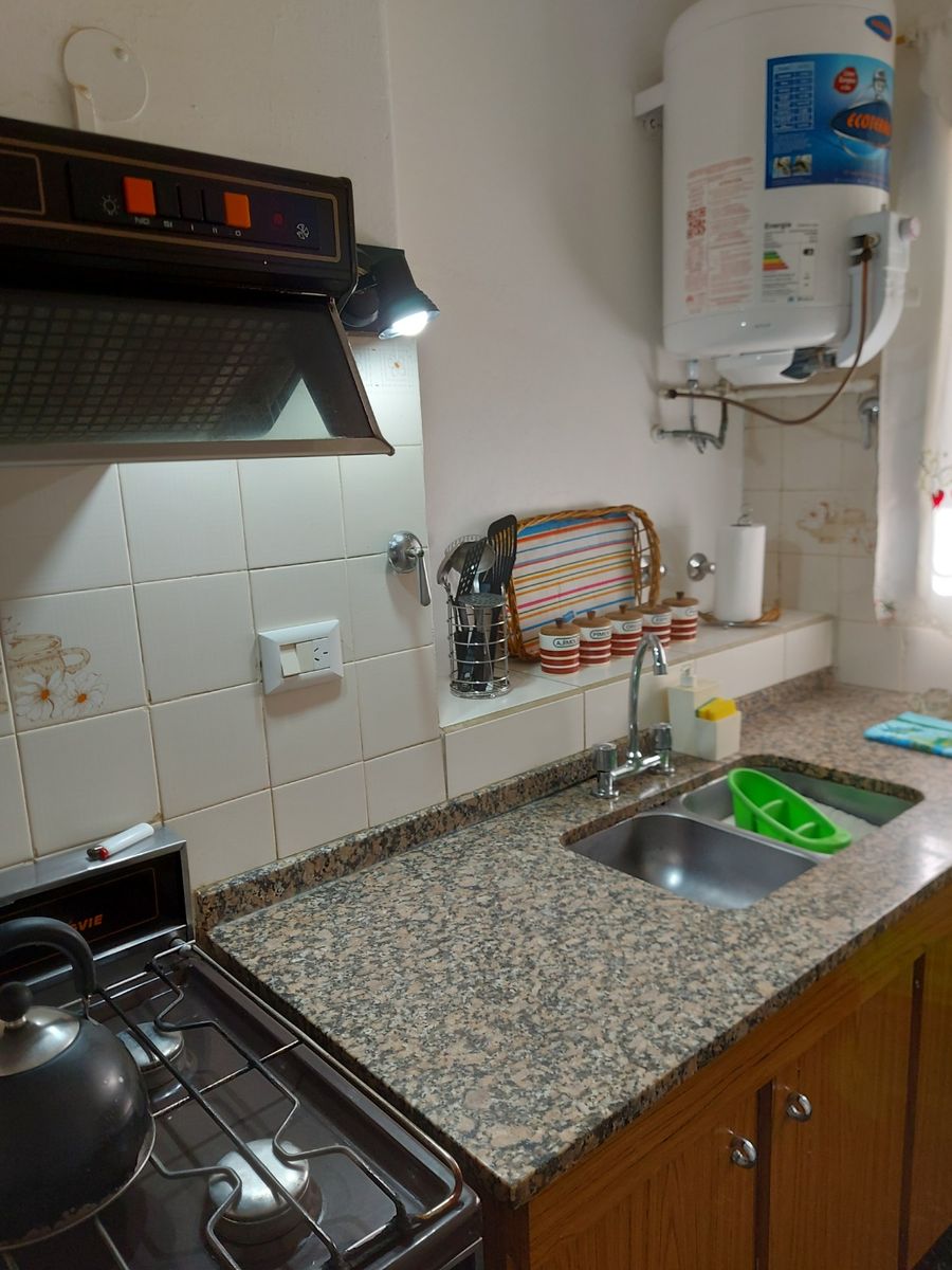 VENTA DE CASA EN CARLOS PAZ, CON 4 DEPARTAMENTOS Y LOCAL COMERCIAL SOBRE AV. ESTRADA. Estratégica Ubicación - 4