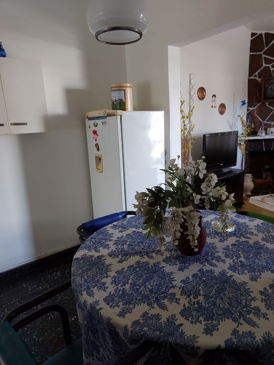VENTA DE CASA EN CARLOS PAZ, CON 4 DEPARTAMENTOS Y LOCAL COMERCIAL SOBRE AV. ESTRADA. Estratégica Ubicación - 5