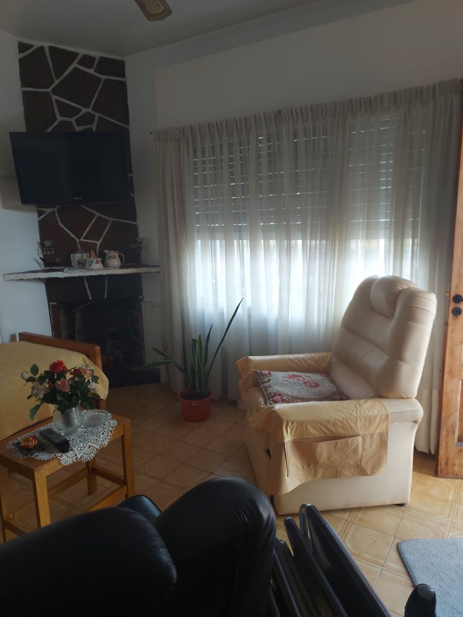 VENTA DE CASA EN CARLOS PAZ, CON 4 DEPARTAMENTOS Y LOCAL COMERCIAL SOBRE AV. ESTRADA. Estratégica Ubicación - 9