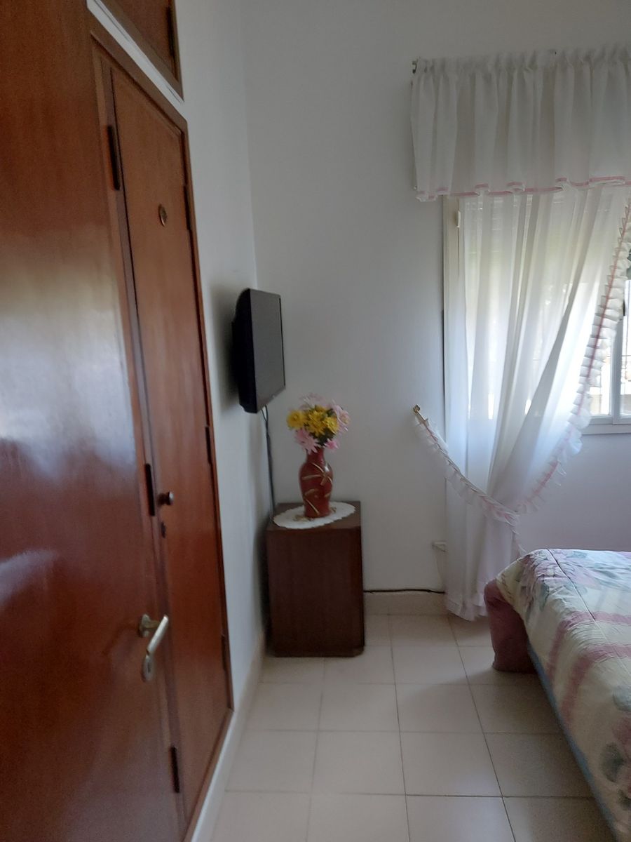 VENTA DE CASA EN CARLOS PAZ, CON 4 DEPARTAMENTOS Y LOCAL COMERCIAL SOBRE AV. ESTRADA. Estratégica Ubicación - 10