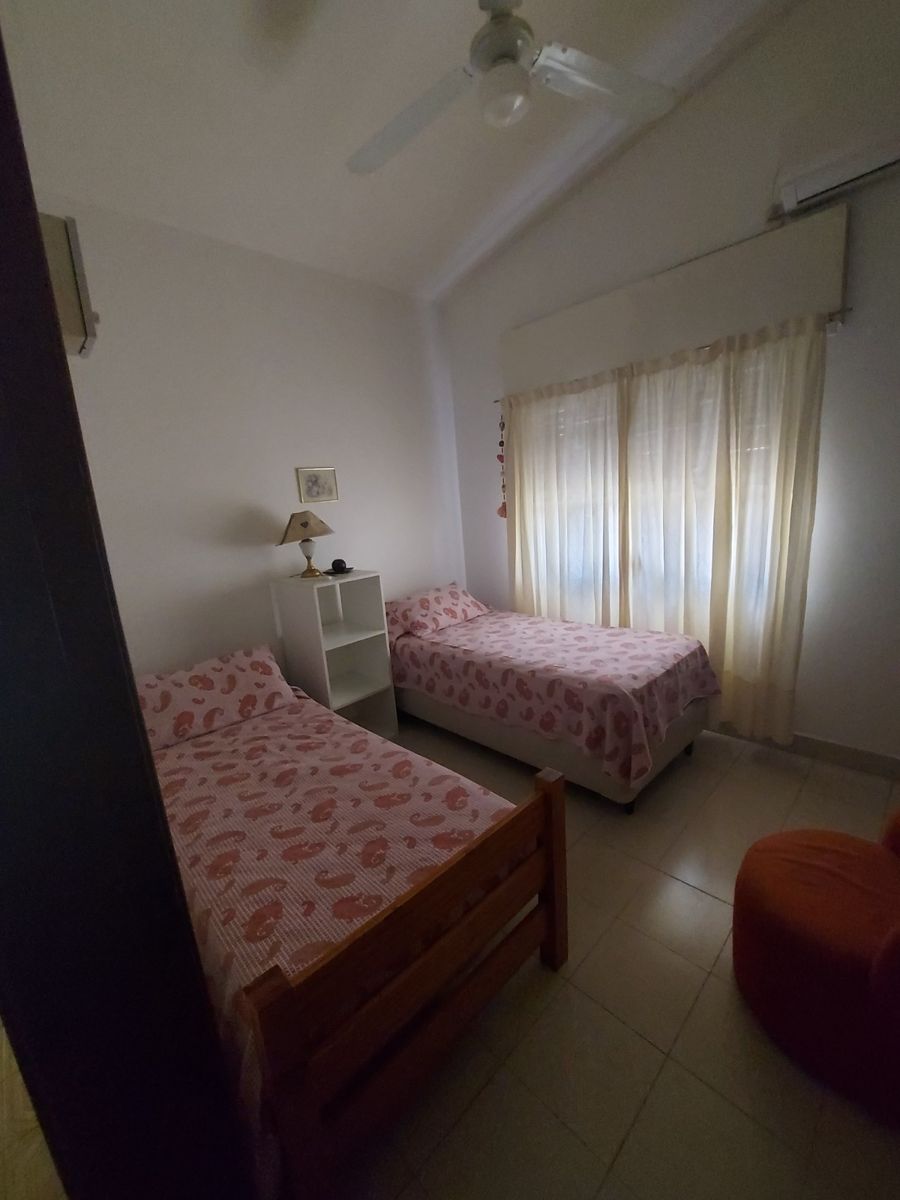 VENTA DE CASA EN CARLOS PAZ, CON 4 DEPARTAMENTOS Y LOCAL COMERCIAL SOBRE AV. ESTRADA. Estratégica Ubicación - 11
