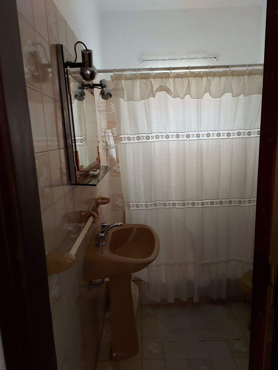 VENTA DE CASA EN CARLOS PAZ, CON 4 DEPARTAMENTOS Y LOCAL COMERCIAL SOBRE AV. ESTRADA. Estratégica Ubicación - 12