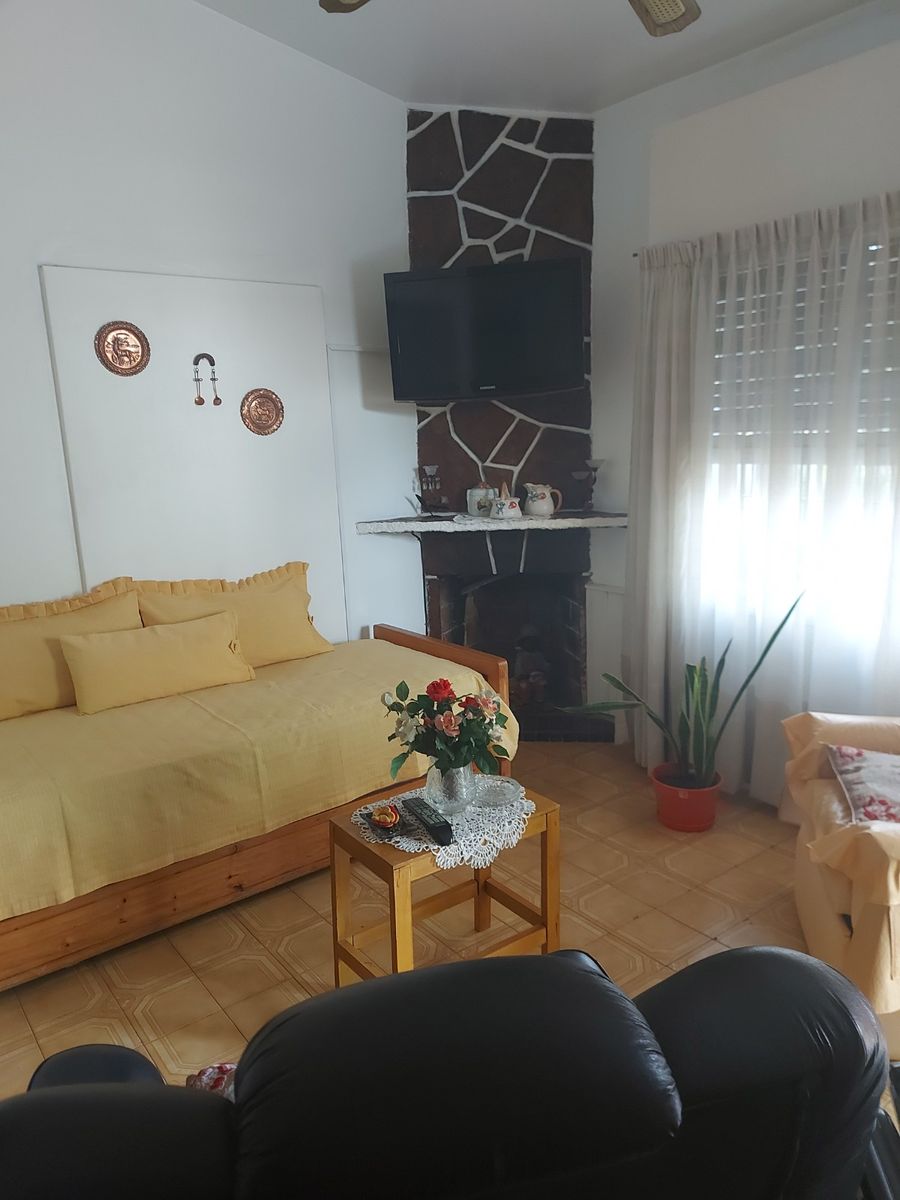 VENTA DE CASA EN CARLOS PAZ, CON 4 DEPARTAMENTOS Y LOCAL COMERCIAL SOBRE AV. ESTRADA. Estratégica Ubicación - 13