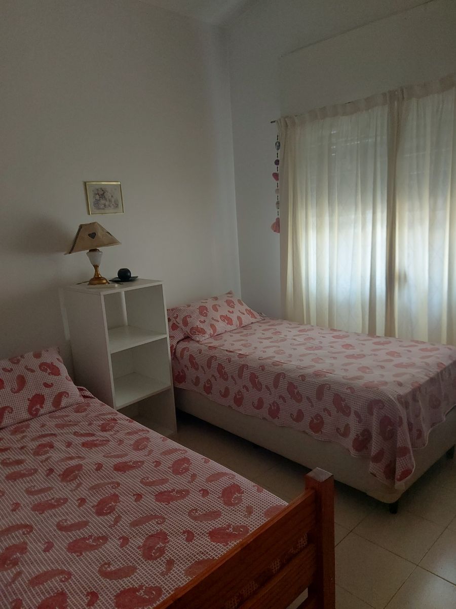 VENTA DE CASA EN CARLOS PAZ, CON 4 DEPARTAMENTOS Y LOCAL COMERCIAL SOBRE AV. ESTRADA. Estratégica Ubicación - 15