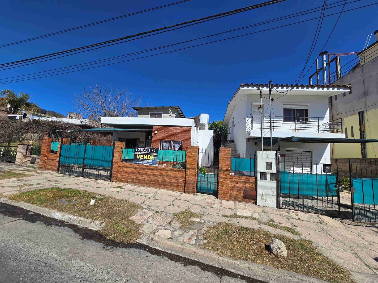 VENTA DE CASA EN CARLOS PAZ, CON 4 DEPARTAMENTOS Y LOCAL COMERCIAL SOBRE AV. ESTRADA. Estratégica Ubicación - 16