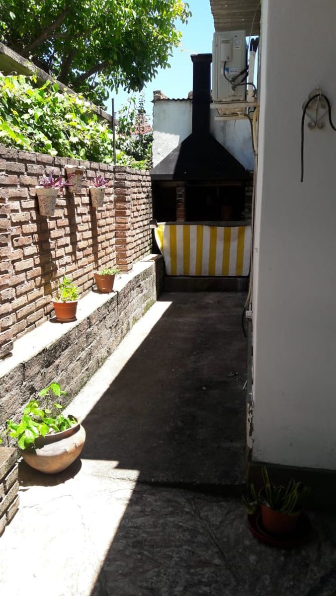 VENTA DE CASA EN CARLOS PAZ, CON 4 DEPARTAMENTOS Y LOCAL COMERCIAL SOBRE AV. ESTRADA. Estratégica Ubicación - 17