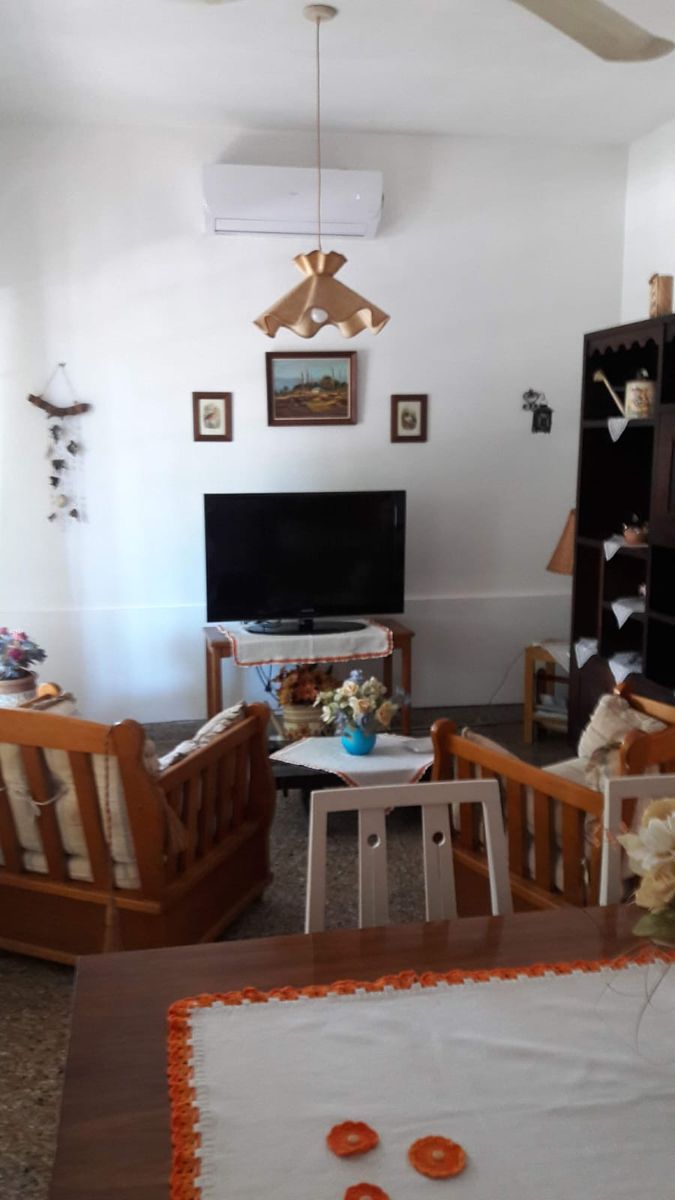 VENTA DE CASA EN CARLOS PAZ, CON 4 DEPARTAMENTOS Y LOCAL COMERCIAL SOBRE AV. ESTRADA. Estratégica Ubicación - 18