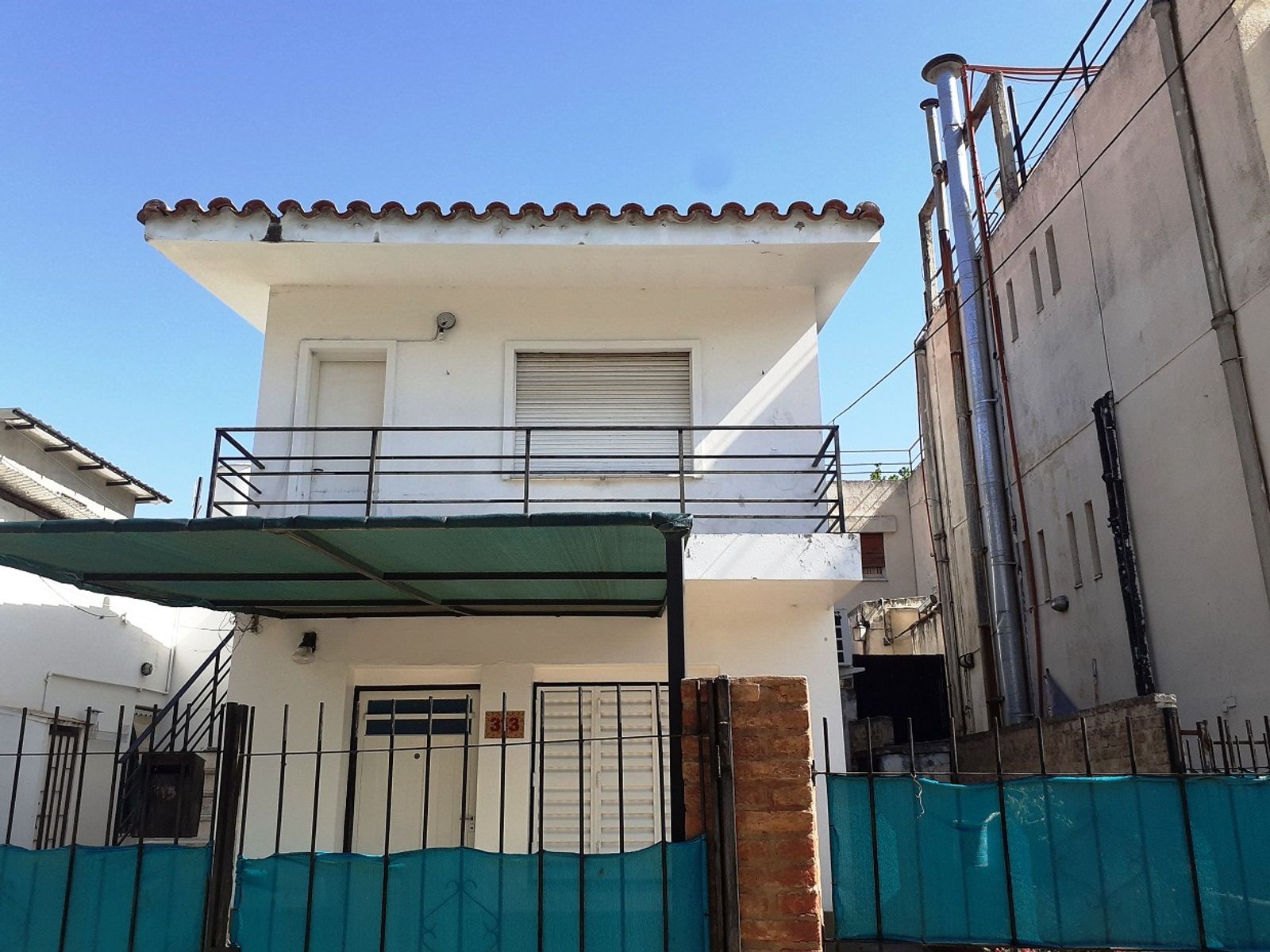 VENTA DE CASA EN CARLOS PAZ, CON 4 DEPARTAMENTOS Y LOCAL COMERCIAL SOBRE AV. ESTRADA. Estratégica Ubicación - 24