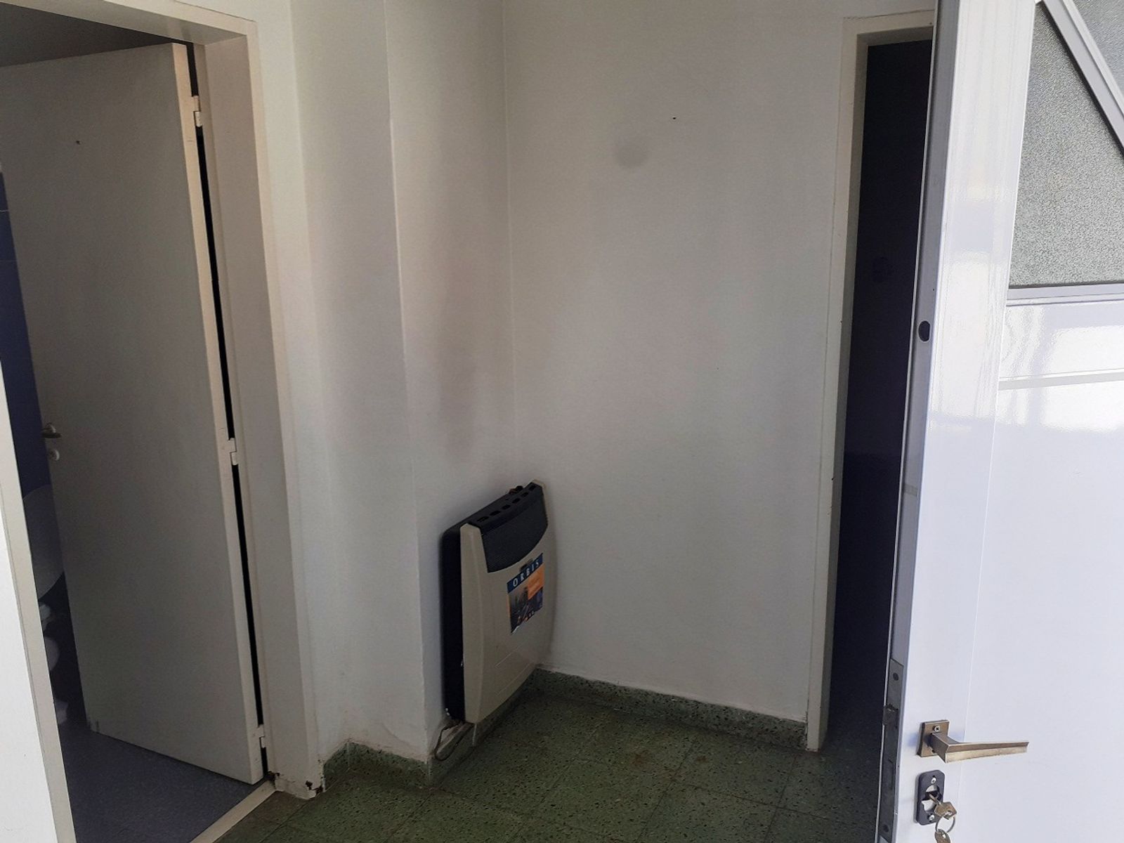 VENTA DE CASA EN CARLOS PAZ, CON 4 DEPARTAMENTOS Y LOCAL COMERCIAL SOBRE AV. ESTRADA. Estratégica Ubicación - 25