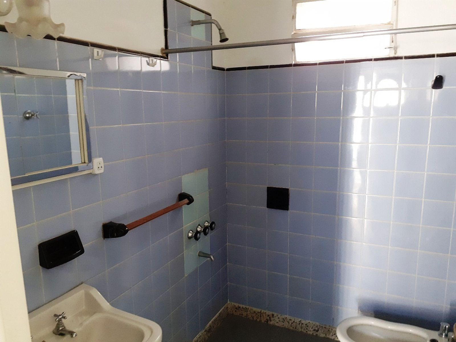 VENTA DE CASA EN CARLOS PAZ, CON 4 DEPARTAMENTOS Y LOCAL COMERCIAL SOBRE AV. ESTRADA. Estratégica Ubicación - 26