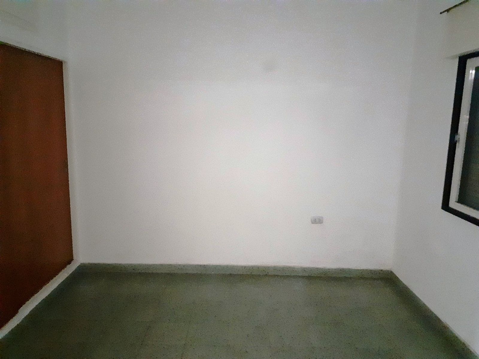 VENTA DE CASA EN CARLOS PAZ, CON 4 DEPARTAMENTOS Y LOCAL COMERCIAL SOBRE AV. ESTRADA. Estratégica Ubicación - 28