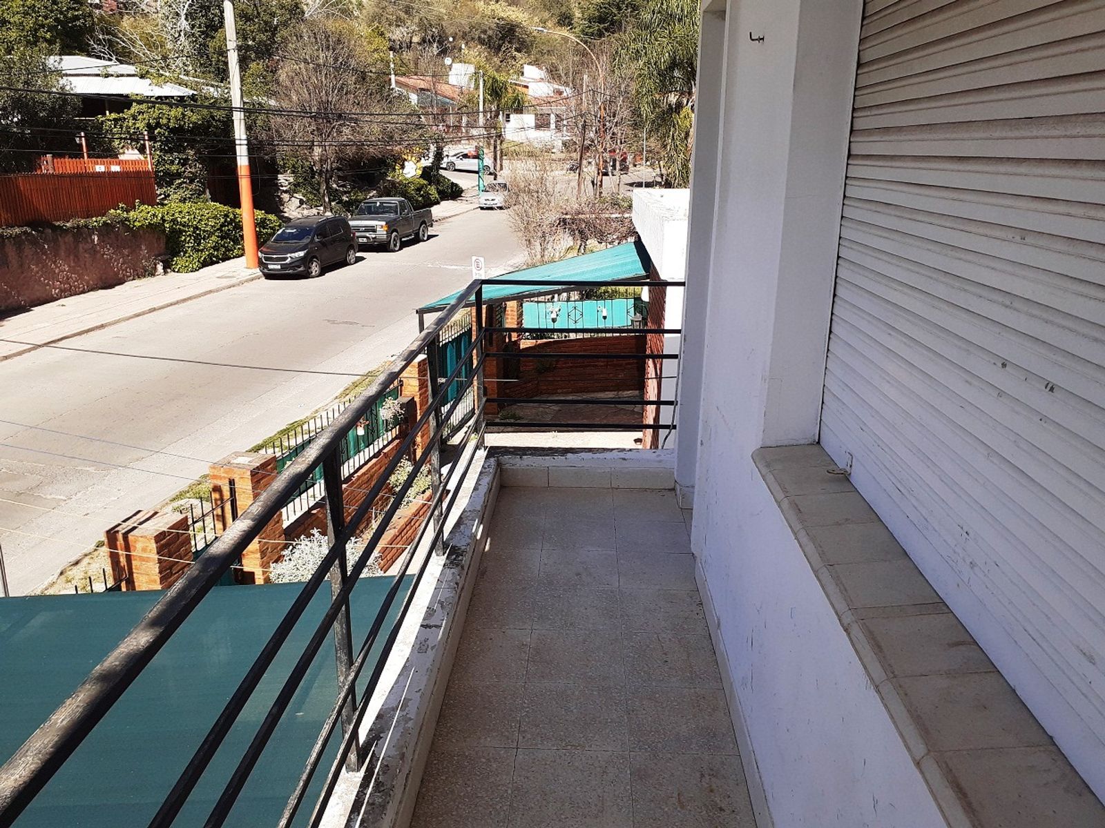 VENTA DE CASA EN CARLOS PAZ, CON 4 DEPARTAMENTOS Y LOCAL COMERCIAL SOBRE AV. ESTRADA. Estratégica Ubicación - 30