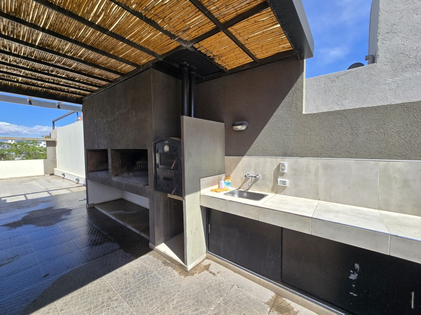 EXCELENTE DEPARTAMENTO EN VENTA EN CARLOS PAZ, 2 DORMITORIOS CON COCHERA, EDIFICIO TATIANA, EXCELENTE UBICACIÓN, Todos los Servicios. - 24