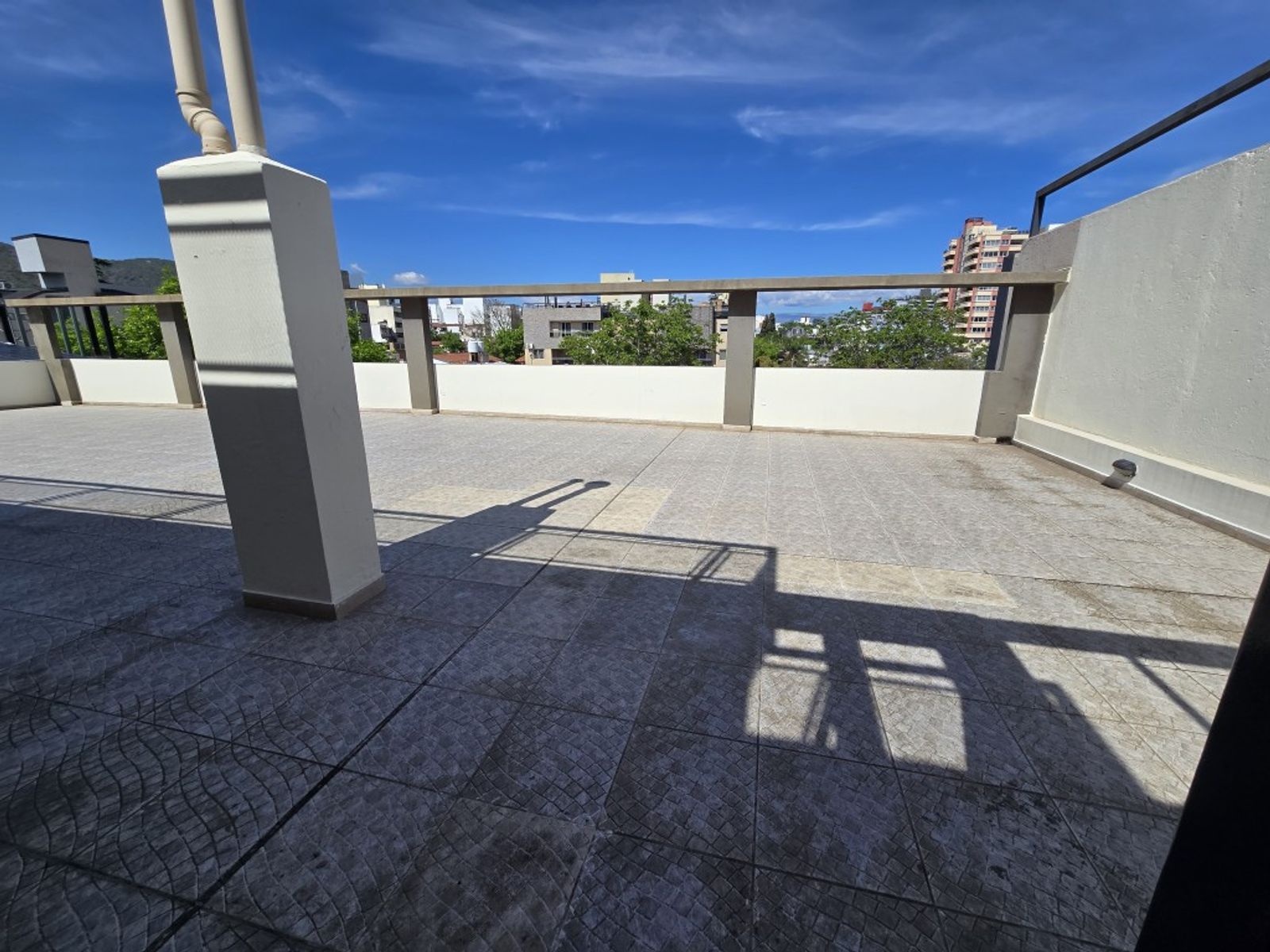 EXCELENTE DEPARTAMENTO EN VENTA EN CARLOS PAZ, 2 DORMITORIOS CON COCHERA, EDIFICIO TATIANA, EXCELENTE UBICACIÓN, Todos los Servicios. - 30
