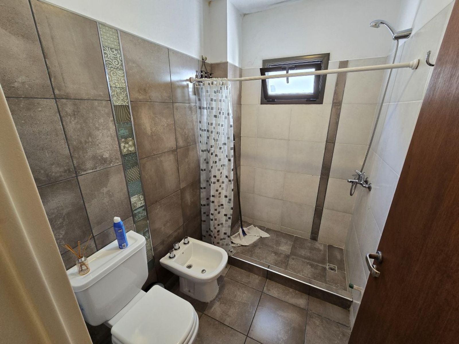 EXCELENTE DEPARTAMENTO EN VENTA EN CARLOS PAZ, 2 DORMITORIOS CON COCHERA, EDIFICIO TATIANA, EXCELENTE UBICACIÓN, Todos los Servicios. - 56