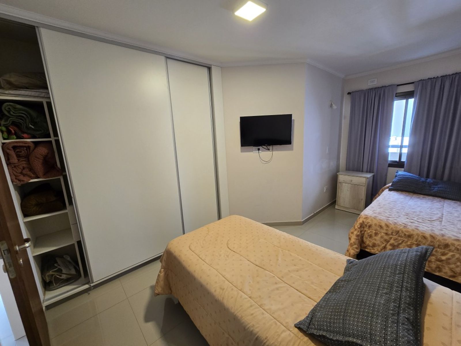 EXCELENTE DEPARTAMENTO EN VENTA EN CARLOS PAZ, 2 DORMITORIOS CON COCHERA, EDIFICIO TATIANA, EXCELENTE UBICACIÓN, Todos los Servicios. - 59