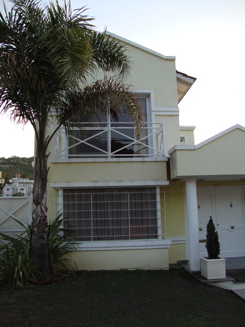 CASA EN CARLOS PAZ, EN VENTA, DE CATEGORIA CON PILETA, todos los servicios
