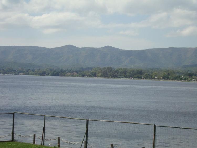 MAGNÍFICA CASA CON COSTA AL LAGO EN VILLA CARLOS PAZ, 45 mts de Costa Directa, Barrio Villa del Lago — foto 2