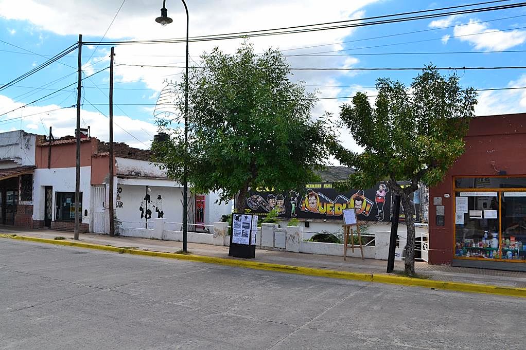 De Blasis Bienes Raices vende Excelentes ubicación, 4 locales comerciales mas una vivienda frente plaza de TANTI - 1
