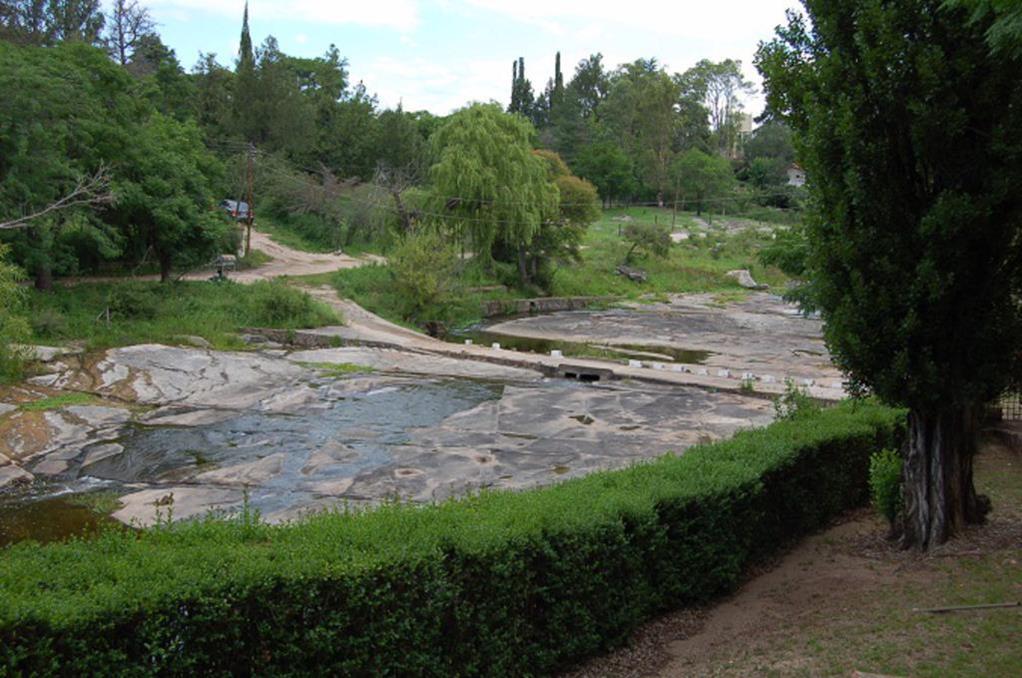 De Blasis Bienes Raices GRAN OPORTUNIDAD EN TANTI Excepcional inmueble en TANTI sobre la costa del Rio , Casco de Estancia — foto 5