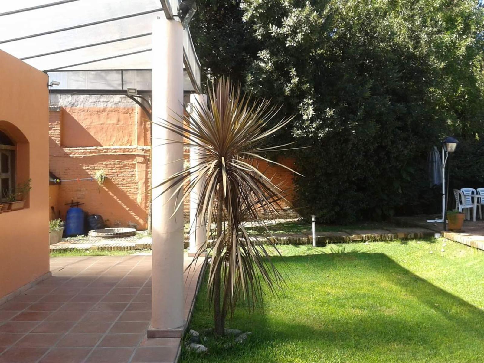 Venta de Casa quinta y 4 Duplex de 2 ambientes con cochera y patio en Parque Leloir — foto 8