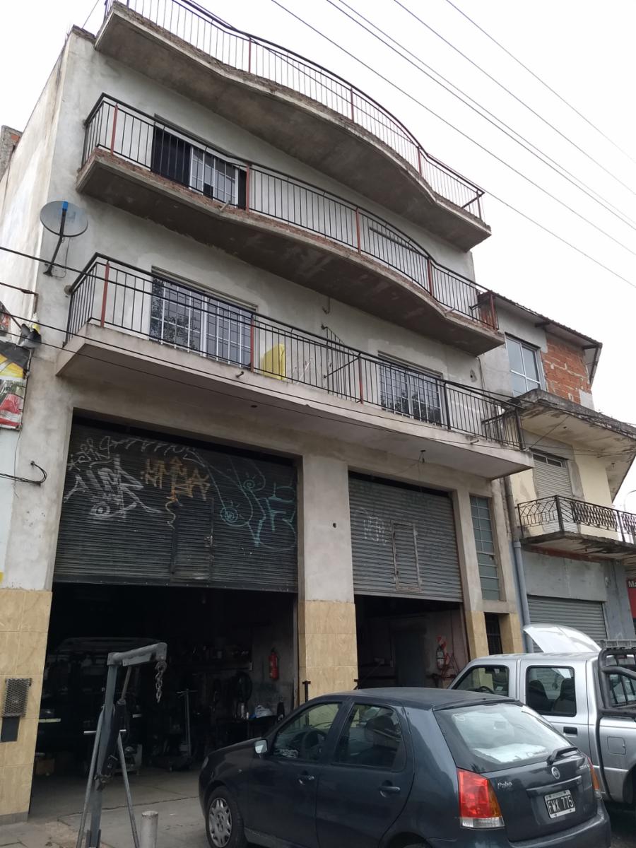 Venta en block de dos locales y cuatro departamentos González catán