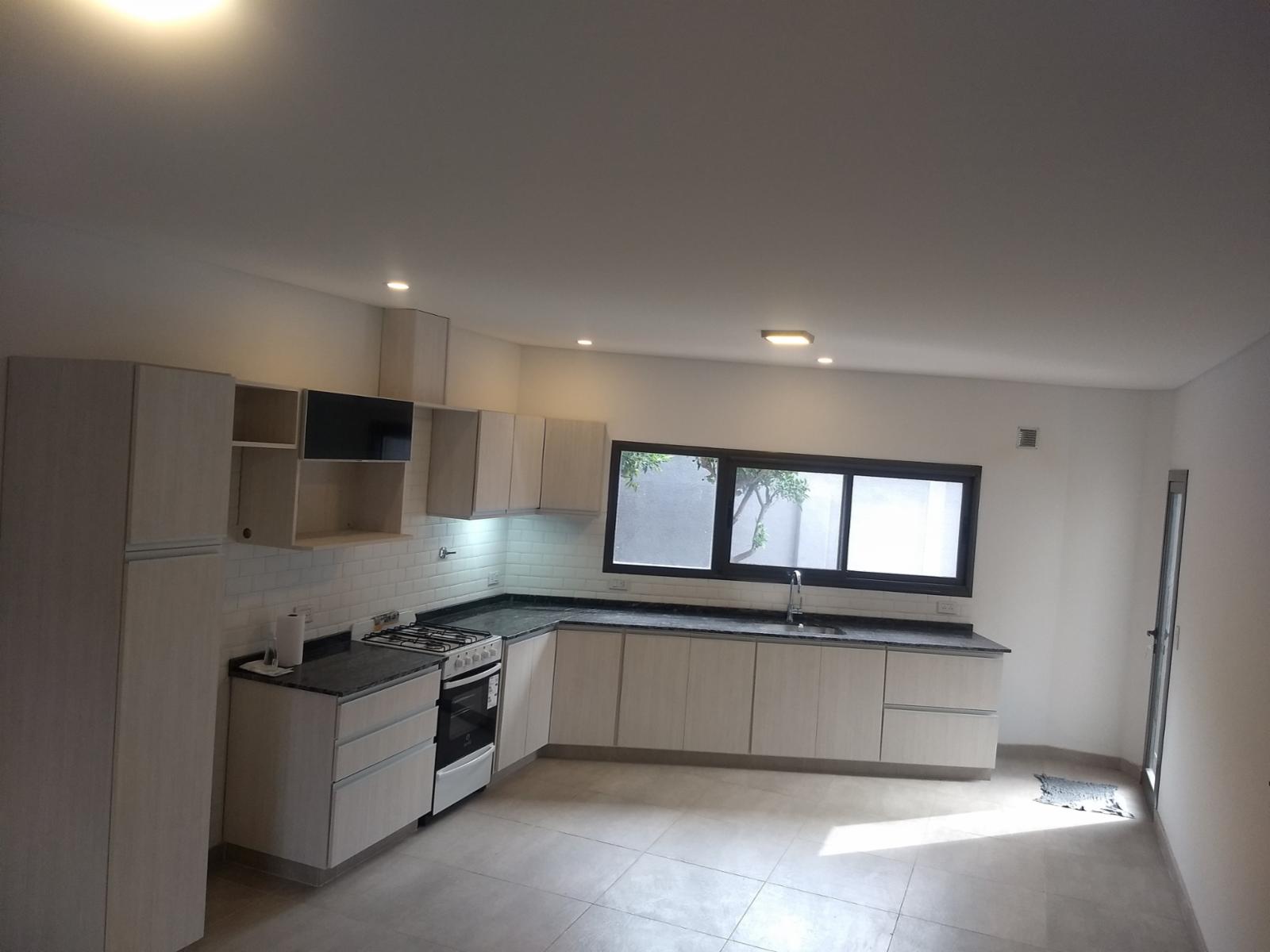 Venta de Casa 3 ambientes con cochera y parque San Justo