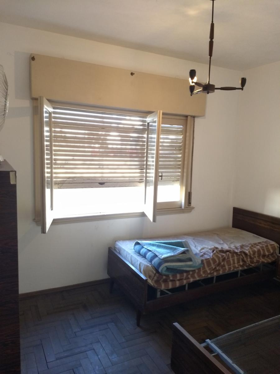 Venta de importante inmueble. Lote de 10 x 35. M2 totales 378. planta baja local grande con departamento de 4 ambientes en la planta alta. — foto 2