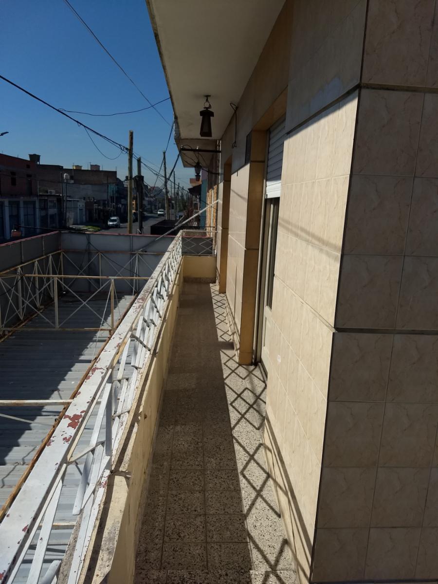 Venta de importante inmueble. Lote de 10 x 35. M2 totales 378. planta baja local grande con departamento de 4 ambientes en la planta alta. — foto 4