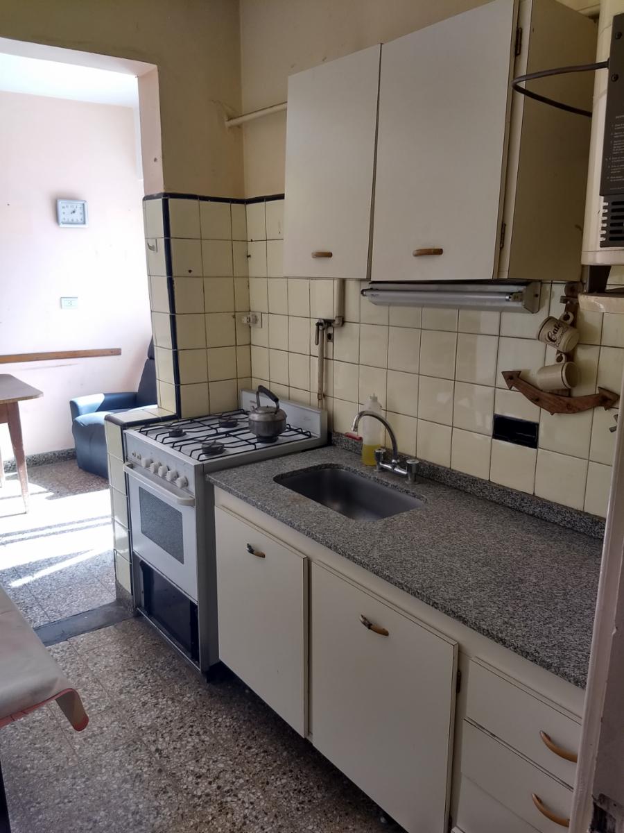 Venta de importante inmueble. Lote de 10 x 35. M2 totales 378. planta baja local grande con departamento de 4 ambientes en la planta alta. — foto 8