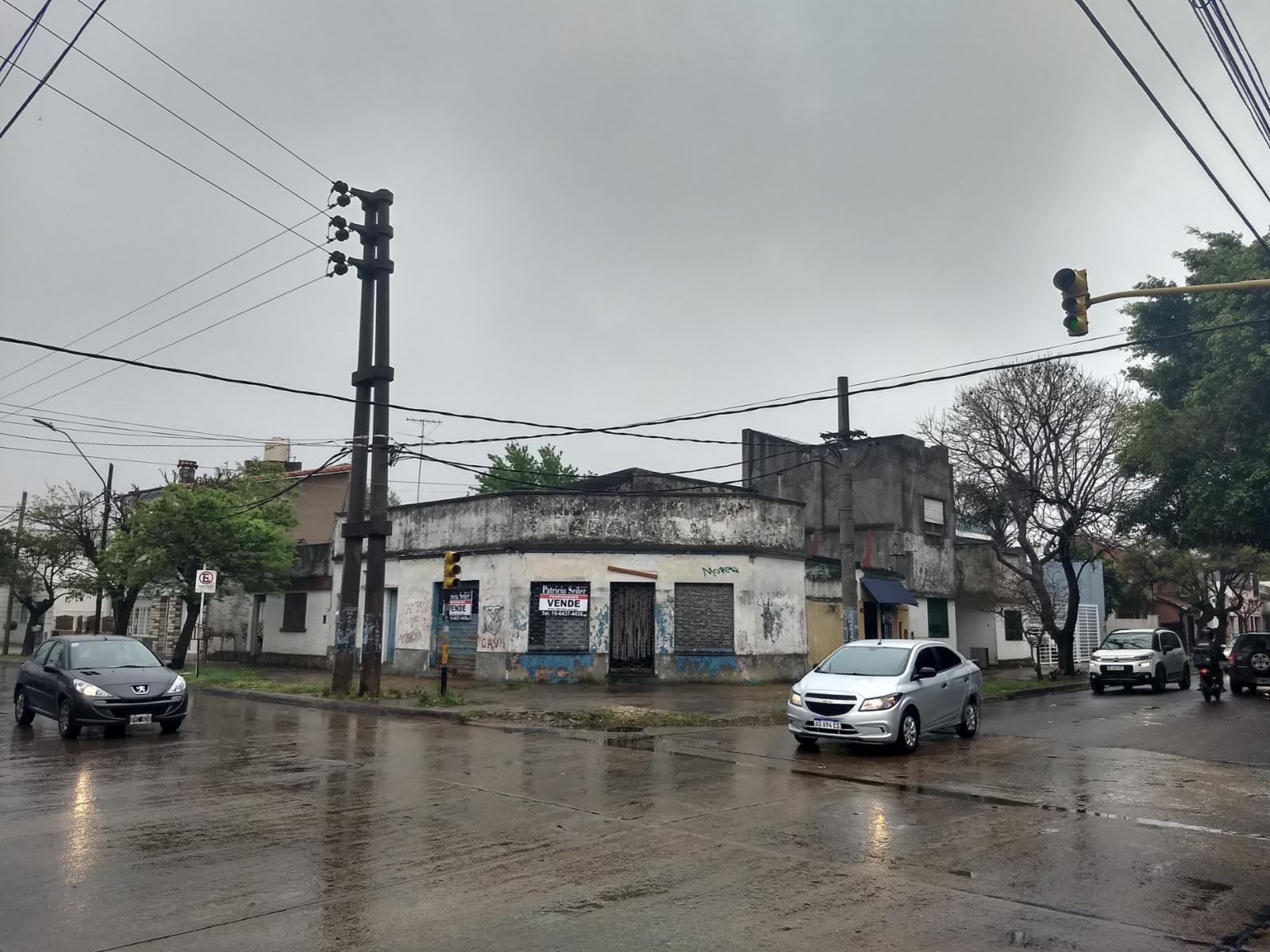 Venta en block local y 2 viviendas Haedo Sur