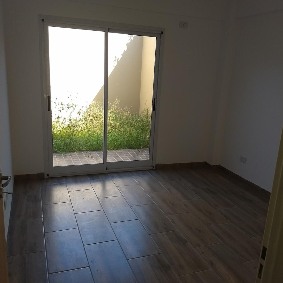 Venta de departamento 2 ambientes con cochera y patio Villa Luzuriaga