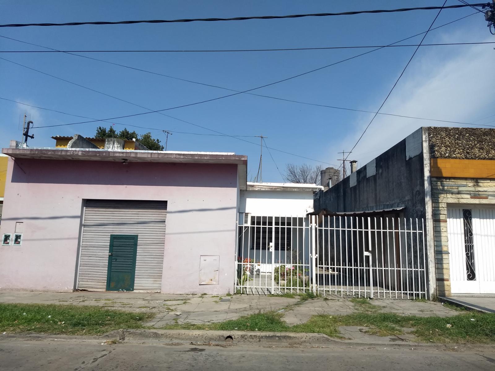 Venta de casa 3 ambientes con local comercial San Justo