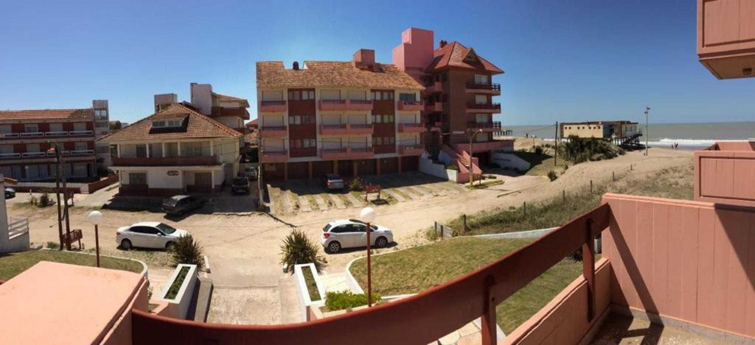 Venta departamento 2 ambientes con cochera a media cuadra del mar Villa Gesell — foto 3