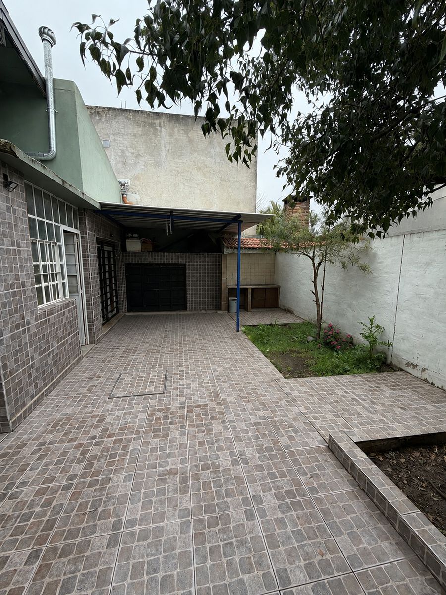 Venta casa y departamento Villa Luzuriaga - 23