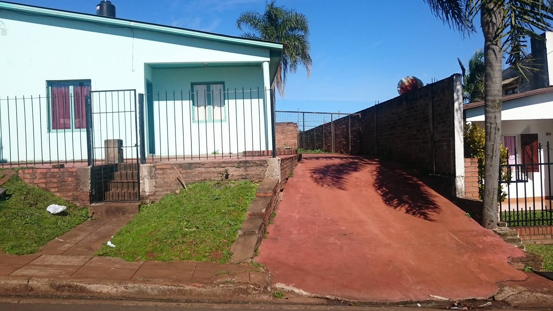 **VENDO CASA DE BARRIO** - 1