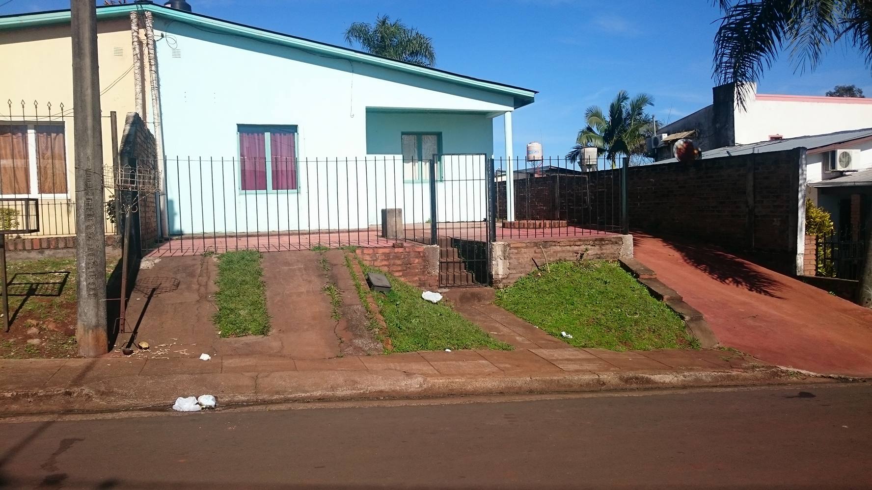 **VENDO CASA DE BARRIO** - 2
