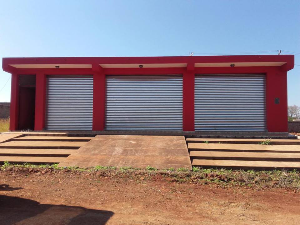 **VENDE /ALQUILA - EXCELENTE SALÓN** - 2