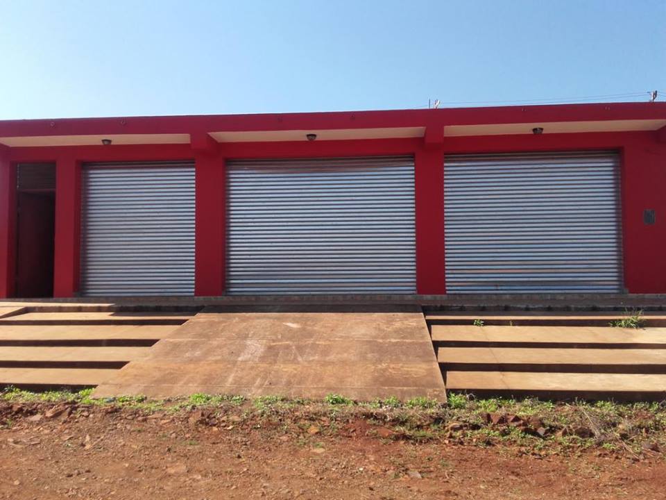 **VENDE /ALQUILA - EXCELENTE SALÓN** - 3